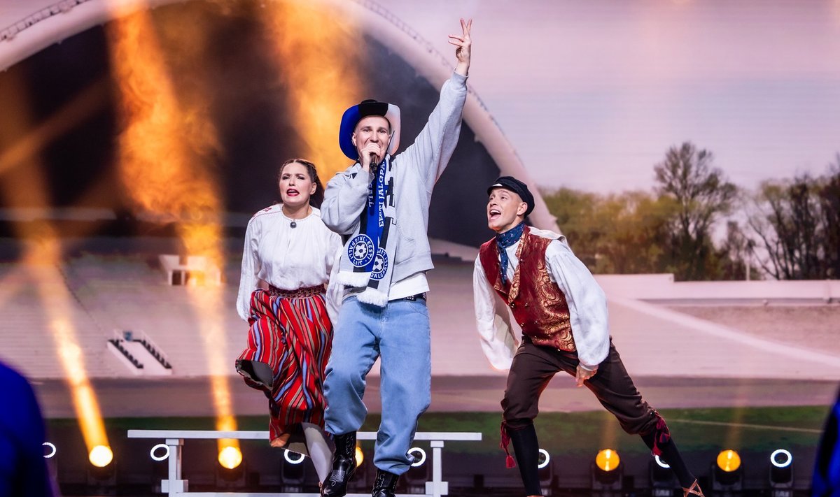 Heldur Harry Põlda kehastus täna õhtul Kermo Mureliks ja esitas tema hittlugu „Rahvalaul“, mis sisaldab roppusi. Seetõttu pidid lapsed Heldur Harry esituse ajal stuudiost välja minema.