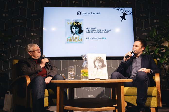 Olavi Pihlamägi (vasakul) küsitleb raamatu „Millest sa elad ja hingad. Els Himma laval ja elus“ autorit Silver Kuusikut.