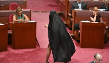 VIDEO | Austraalia paremäärmuslasest senaator ilmus tööle burkas