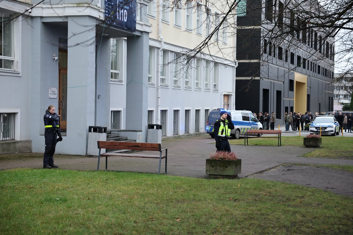FOTOD | Tallinna Polütehnikumi võeti kaasa relvataoline ese, politsei reageeris suurte jõududega
