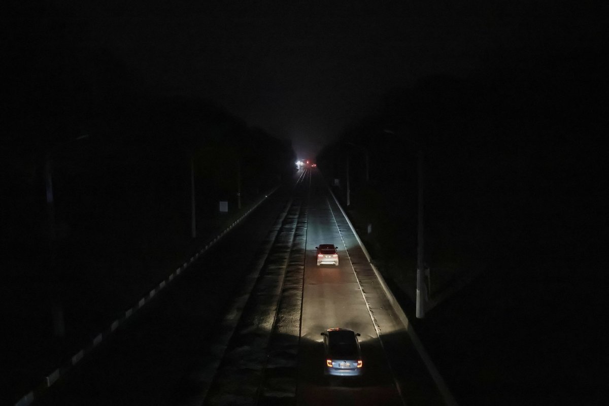 Suurt osa Ukrainast kimbutavad elektrikatkestused. Riigi üks suurimaid energiatootjaid on rivist väljas