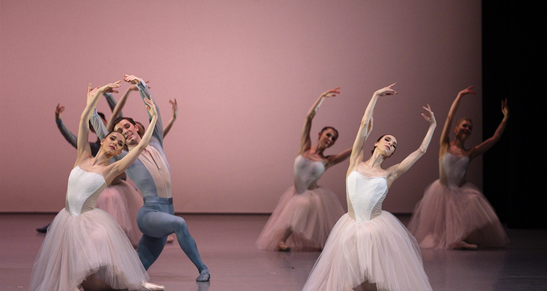 Monokroomsuse piiril. Vanemuise balleti kontrastid