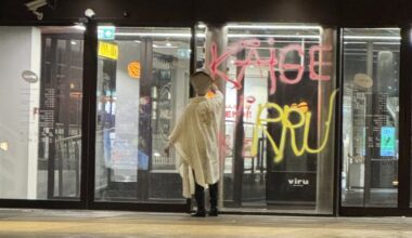 VIDEO JA FOTOD | Paavstiks riietunud isik tegi öösel grafiti Tallinna ostumeka uksele. Viru keskus: teiste vara sodimine ei ole tolereeritav