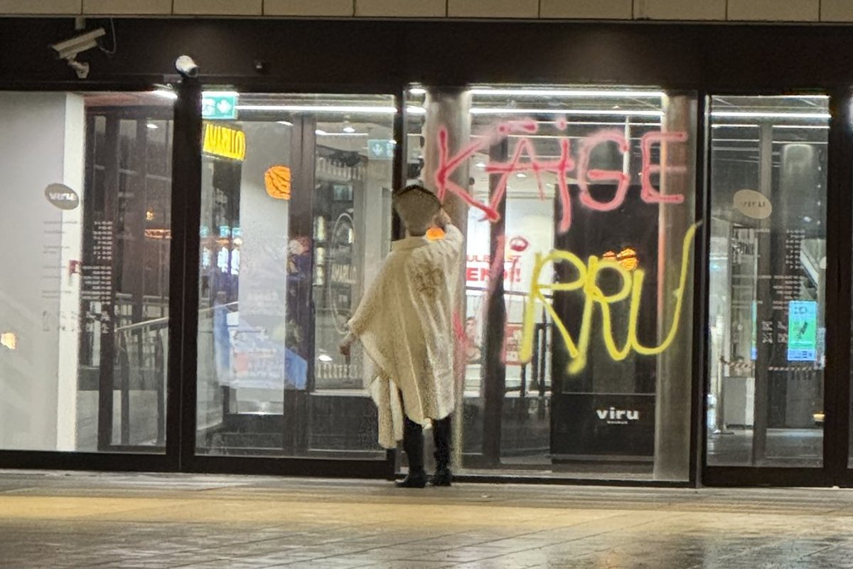 VIDEO JA FOTOD | Paavstiks riietunud isik tegi öösel grafiti Tallinna ostumeka uksele. Viru keskus: teiste vara sodimine ei ole tolereeritav