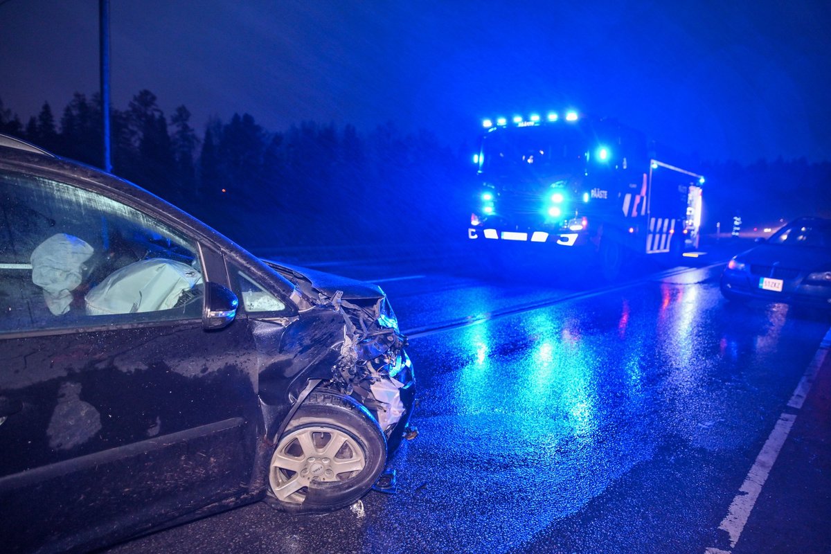 VIDEO ja FOTOD | Viljandi lähistel põrkasid kokku kaks sõiduautot, üks inimene viidi haiglasse