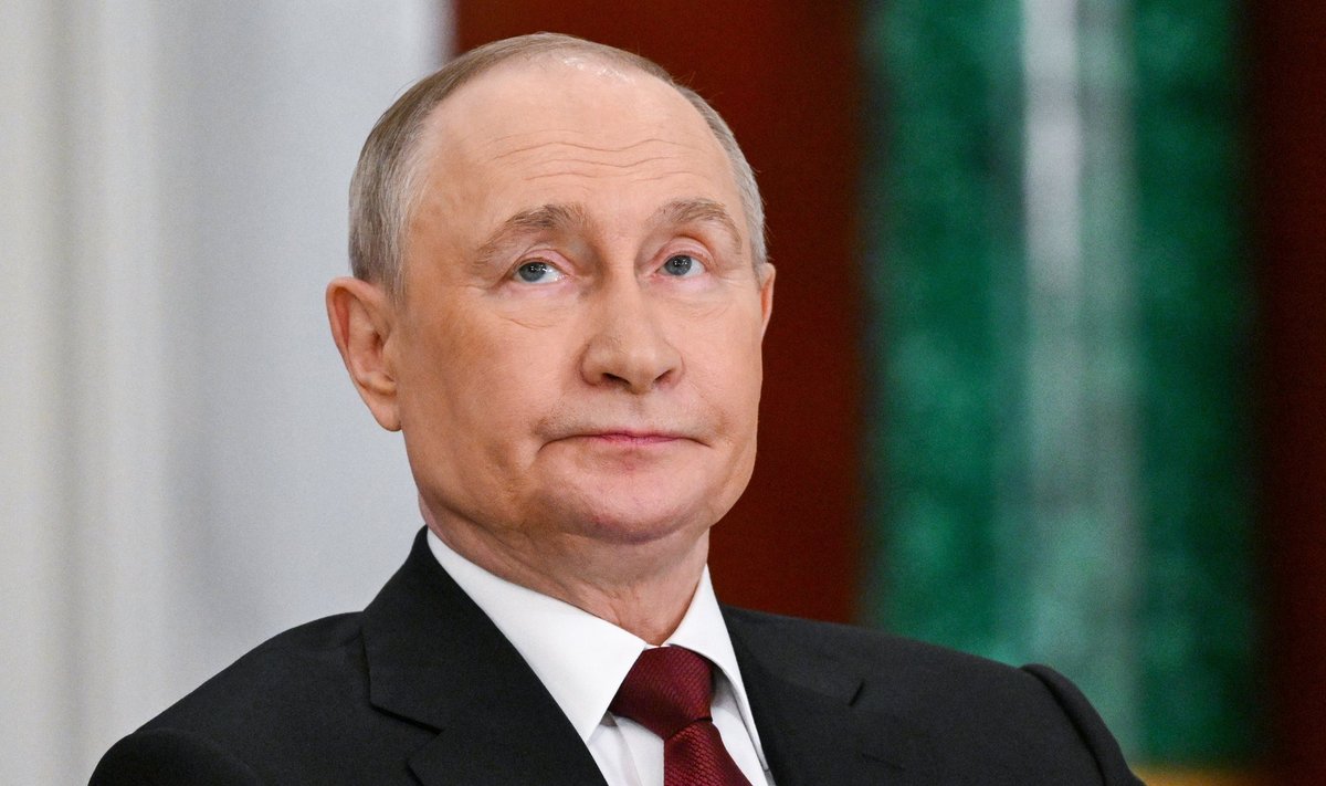 Vladimir Putin ripsutas tiiba kooliealise neiuga. Ta ise oli siis 58-aastane.