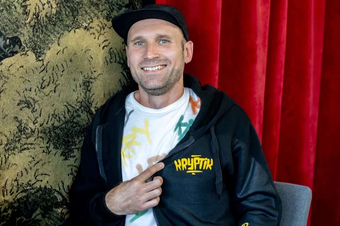 „Rahvas ei teadnud mind ega mu töid.“ Krüptilise nimega kunstnik vallutab Pärnut