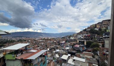 REISIKIRI | Kontrastide linn Medellín. Triiksärgis kelner serveerib lõunat, kõrvaltänaval lebavad narkomaanid