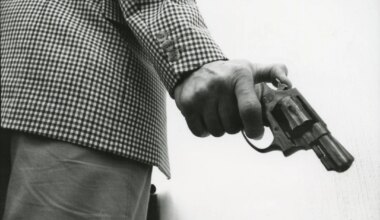 Inglismaa kõrgliiga jalgpallurit relvaga ähvardanud agent peeti kinni, kuid lubati seejärel vabadusse