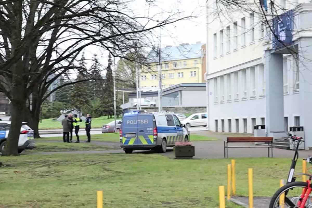 VIDEO ja FOTOD | Tallinna Polütehnikumi võeti kaasa relvataoline ese, politsei reageeris suurte jõududega