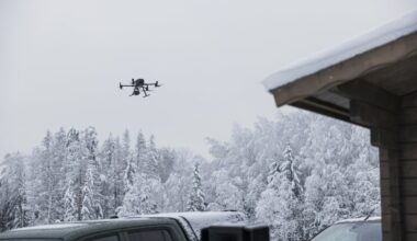 Politsei droonioperaator leidis metsast üles mehe, kes avarii järel põgenes