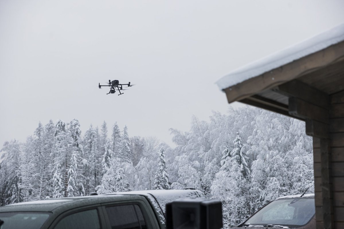 Politsei droonioperaator leidis metsast üles mehe, kes avarii järel põgenes