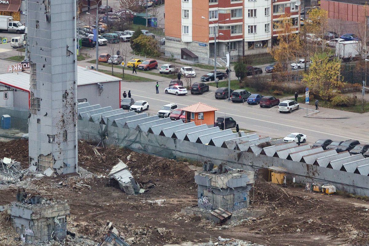 VIDEO | Moskva eeslinnas kukkus lammutatava hoone otsast alla betoonikamakas, mis kahjustas kümneid autosid