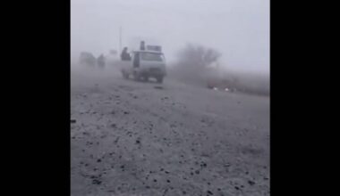 VIDEO | Venelased liiguvad Pokrovskisse läbi udu mootorrataste ja autodega