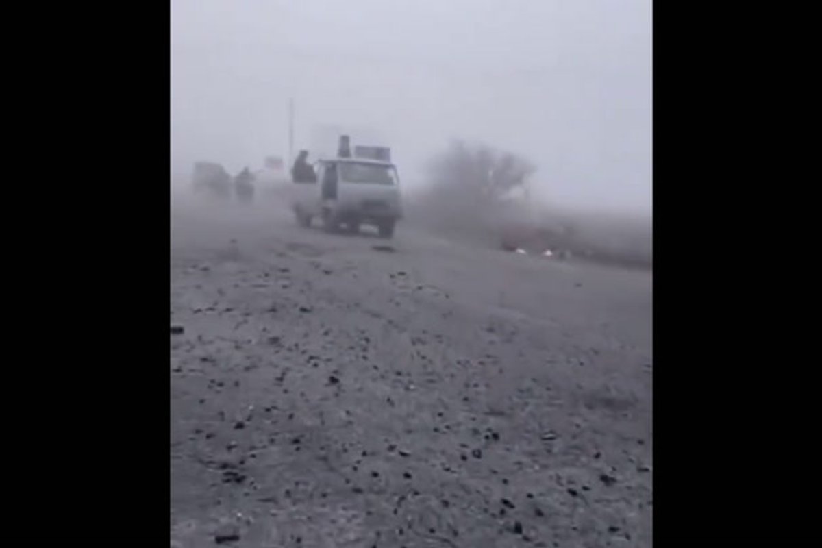 VIDEO | Venelased liiguvad Pokrovskisse läbi udu mootorrataste ja autodega