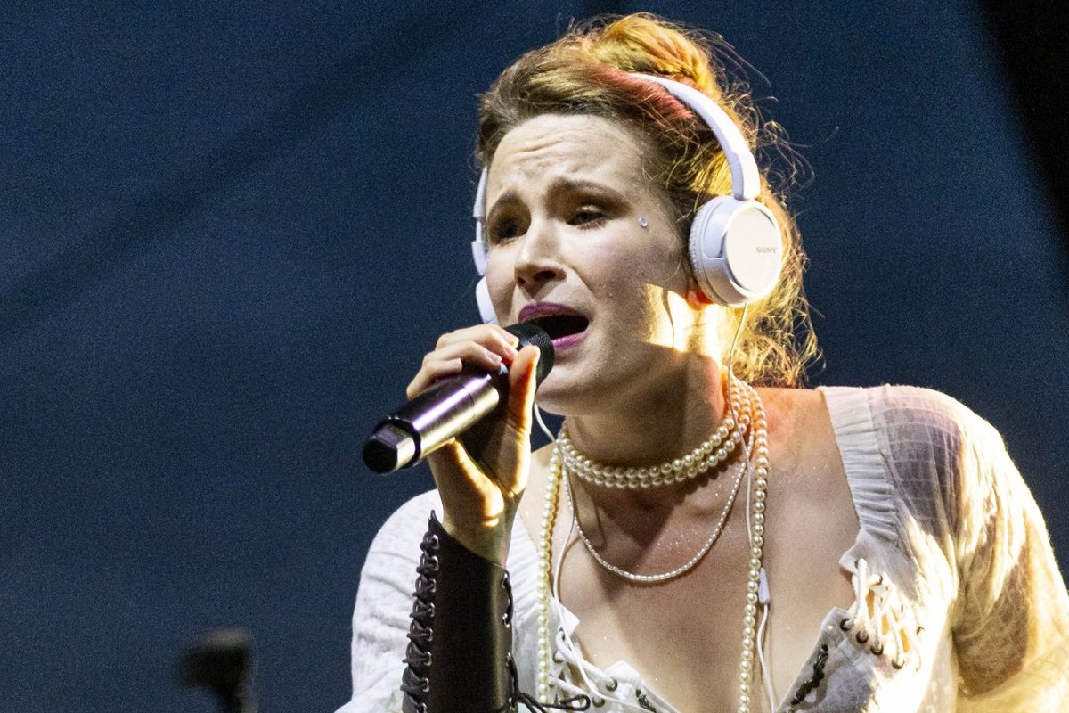 Monetochka haigestus Riias esinedes. Kontsert katkestati ja lauljanna viidi kiirabiga haiglasse