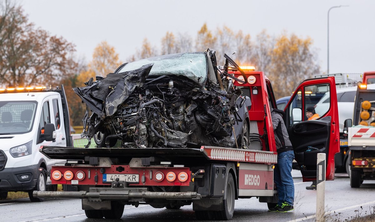 Tarmo masin pärast avariid. Eelneval päeval oli mees sellega kraavi põrutanud, aga politsei lasi tal seejärel koos tuttavaga lahkuda.