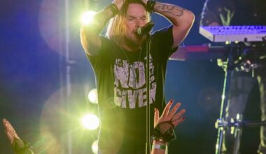 VIDEO | Terminaatori esinemine Austraalias võttis ootamatu pöörde: bändi ninamees Jaagup Kreem rüüpas keset lava oma saapa õllest tühjaks