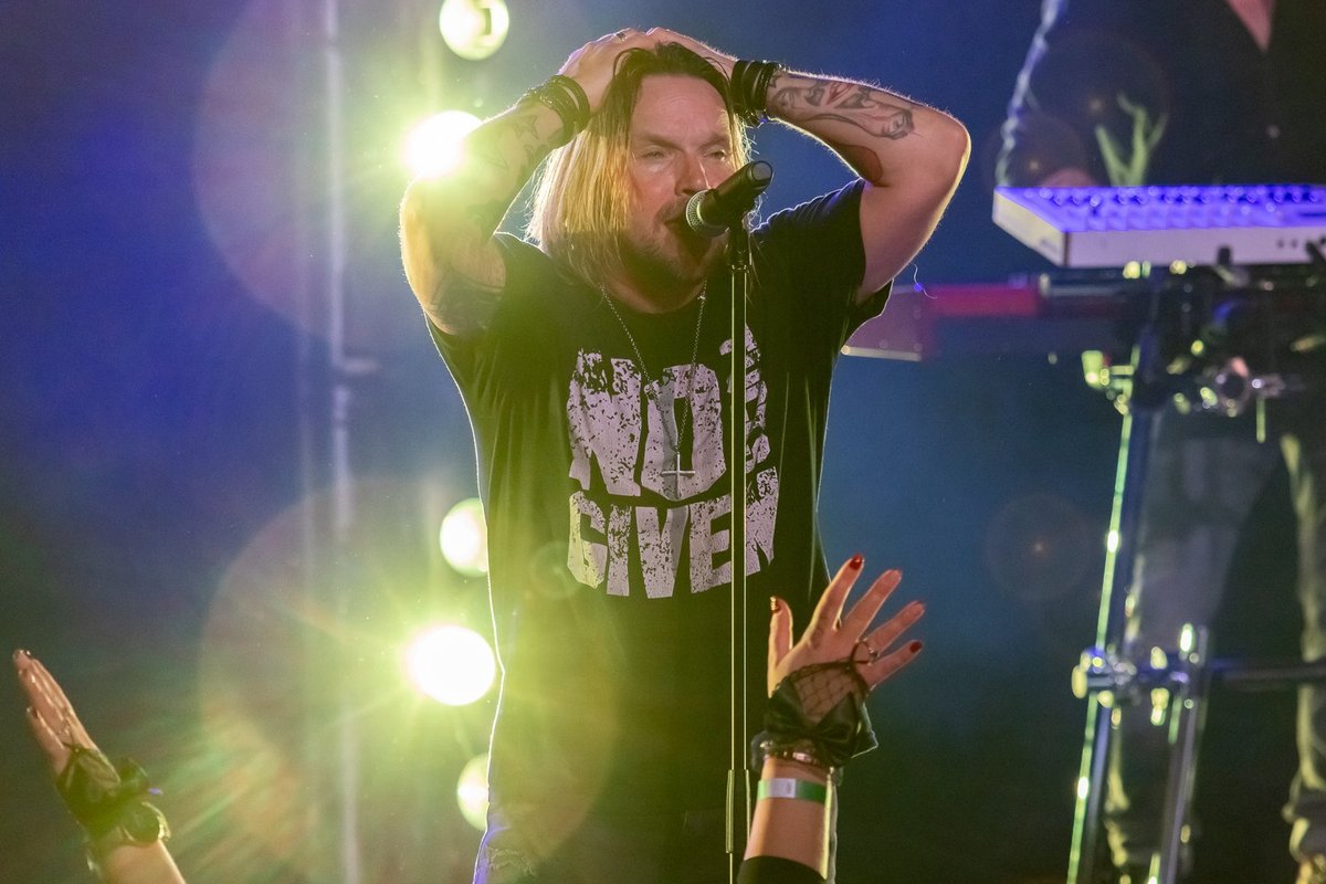 VIDEO | Terminaatori esinemine Austraalias võttis ootamatu pöörde: bändi ninamees Jaagup Kreem rüüpas keset lava oma saapa õllest tühjaks