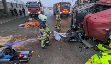 FOTOD JA VIDEO | Vaida viaduktil sõitis veoauto läbi põrkepiirde, Tallinnast Tartu poole on tee liiklusele mõlemal sõidureal avatud