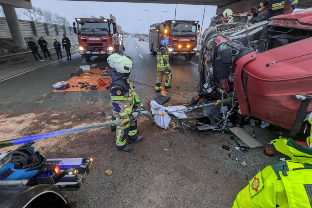 FOTOD JA VIDEO | Vaida viaduktil sõitis veoauto läbi põrkepiirde, Tallinnast Tartu poole on tee liiklusele mõlemal sõidureal avatud