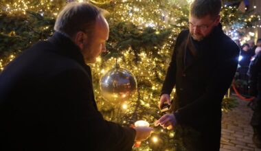 FOTOD | Tallinna Raekoja platsil süüdati esimene advendiküünal