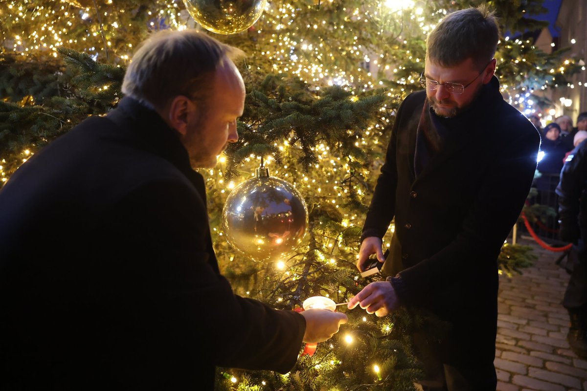 FOTOD | Tallinna Raekoja platsil süüdati esimene advendiküünal