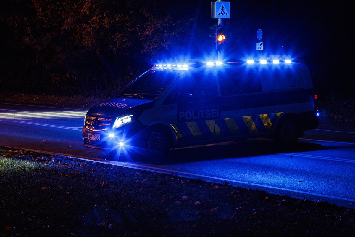 Tallinna-Narva maanteel Hiiemetsas põrkasid kokku veok ja kaks sõiduautot. Kaks inimest viidi haiglasse