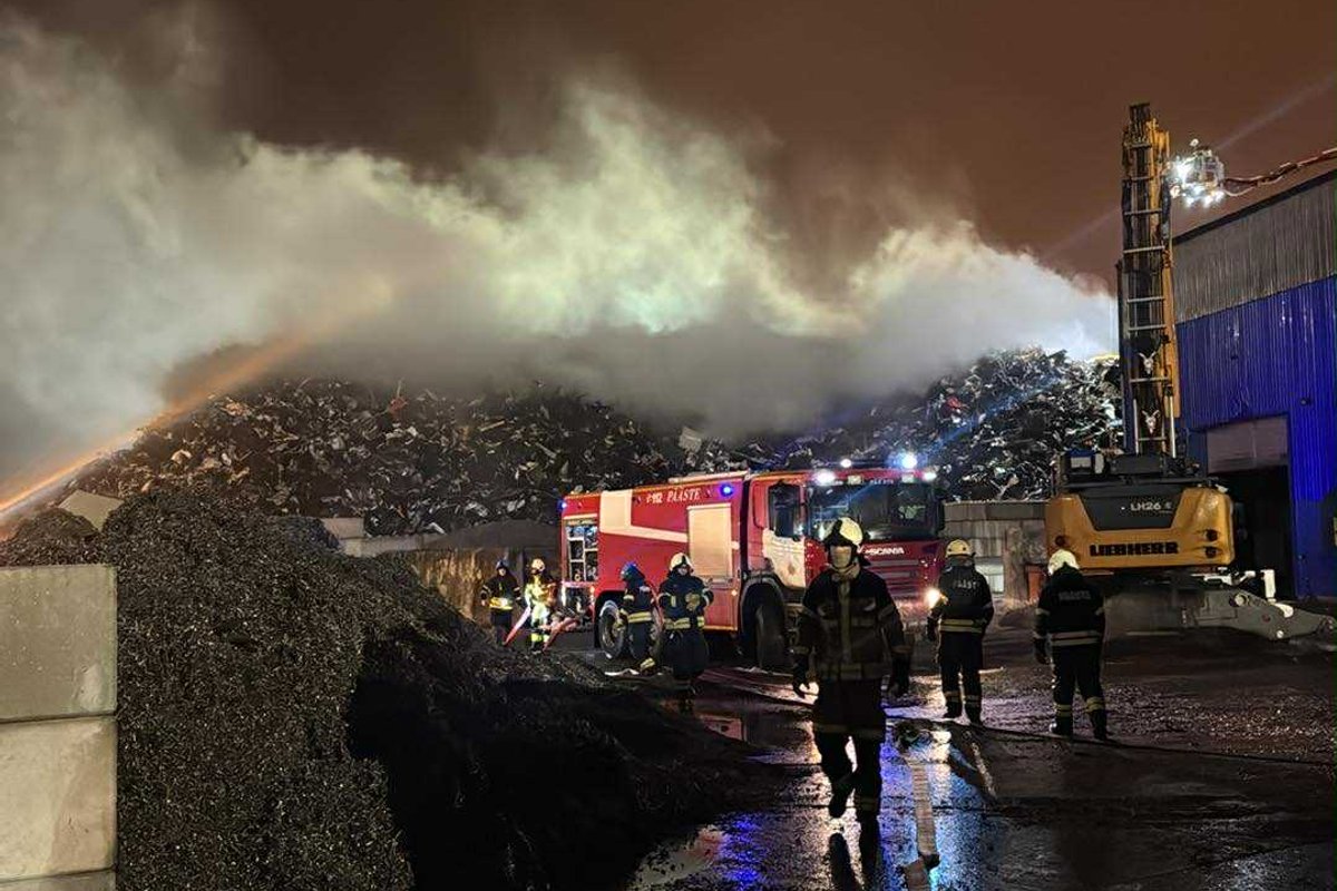 FOTOD | Paldiskis põles metallijäätmete kogumispunkt, kustutustööde käigus sai päästja viga