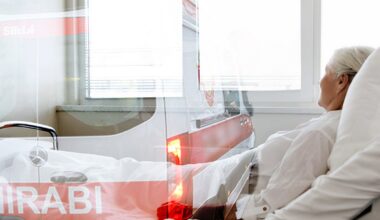 Hooldekodust haiglasse viidud luumurdudega naine suri. Pojale ei osata juhtunut selgitada