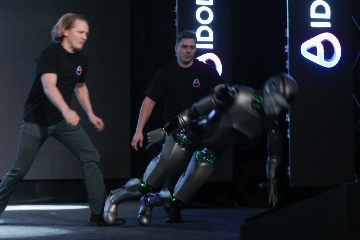 VIDEO | Venemaa esimene inimkujuline robot kukkus pidulikul esitlusel ninali