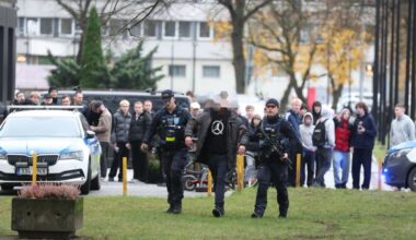 VIDEO ja FOTOD | Tallinna polütehnikumi võeti kaasa relvataoline ese, kaks õpilast peeti kinni