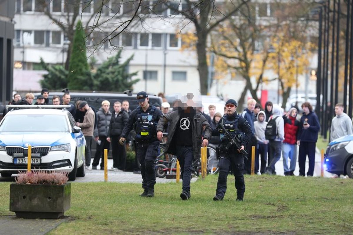 VIDEO ja FOTOD | Tallinna polütehnikumi võeti kaasa relvataoline ese, kaks õpilast peeti kinni