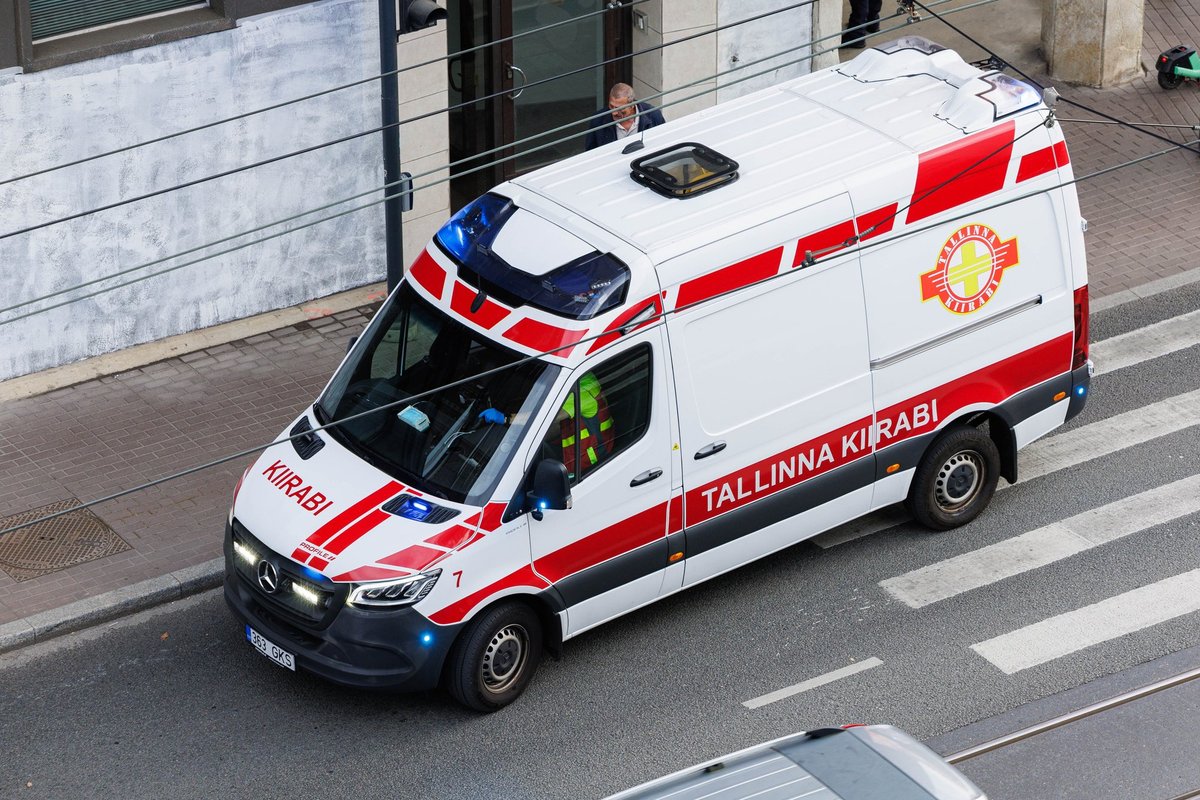 Päev liikluses: veok sõitis rongile ette, noor tõukerattur sõitis otsa eakale jalakäijale