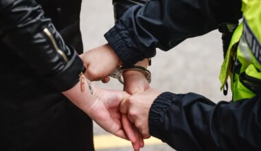 Politsei pidas Tartus kinni ründamises kahtlustatavad noormehed