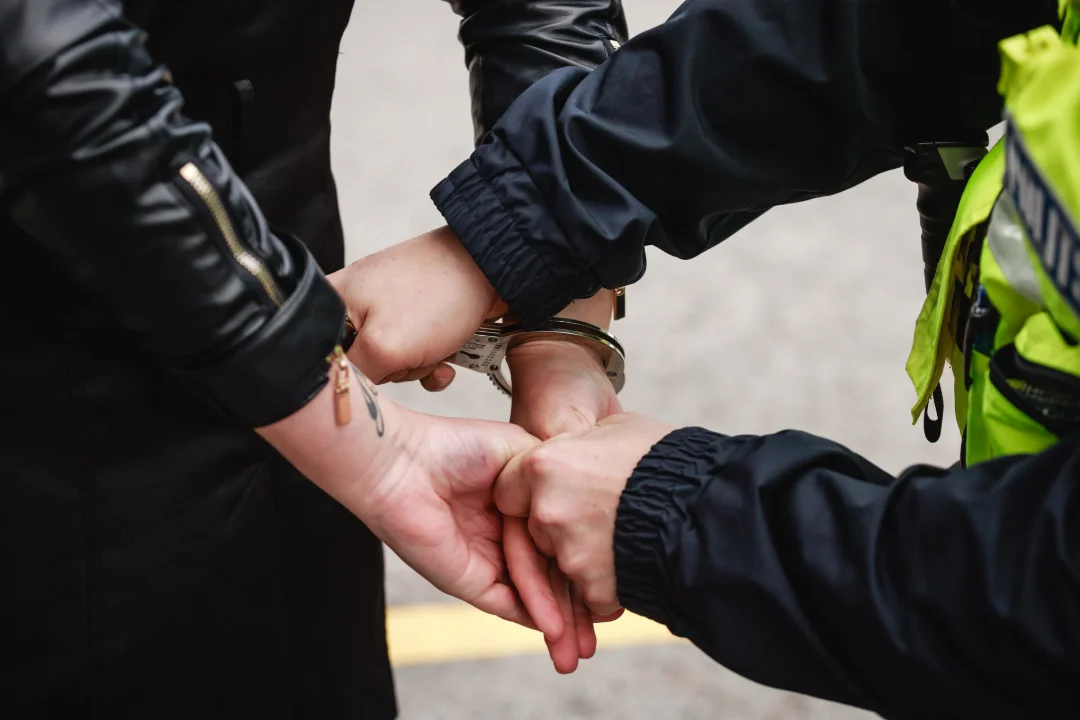 Politsei pidas Tartus kinni ründamises kahtlustatavad noormehed