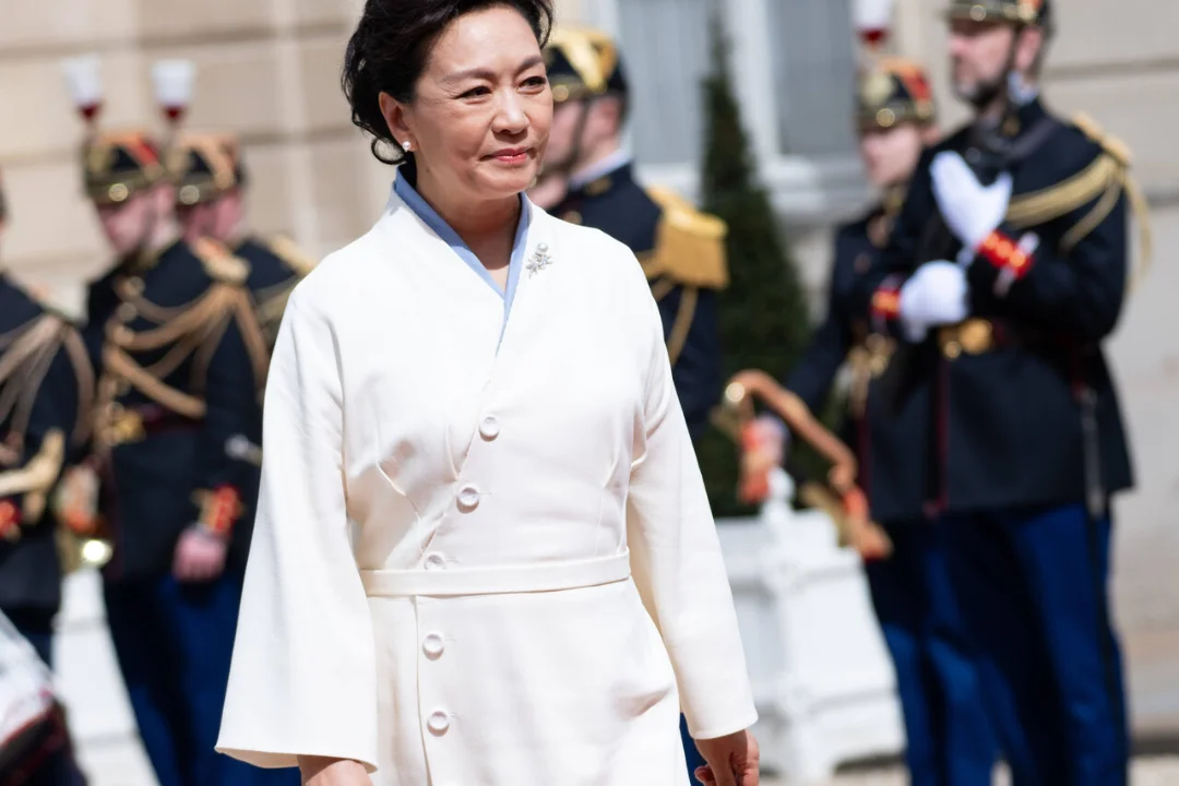 Kindralmajor, laulja, esileedi: Peng Liyuani erakordne teekond