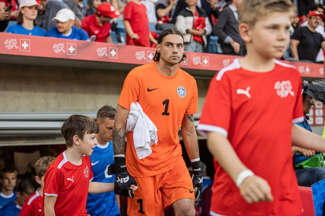 Eesti koondise väravavaht tegi Rootsi kõrgliigas vastastele kingituse