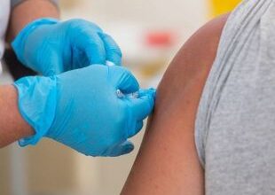 Meedia: Briti valitsus varjab infot, mis seob vaktsineerimise liigsurmade arvuga