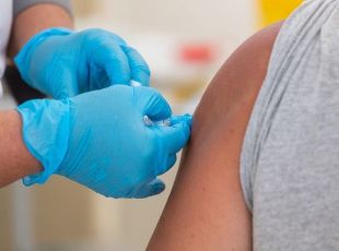 Meedia: Briti valitsus varjab infot, mis seob vaktsineerimise liigsurmade arvuga