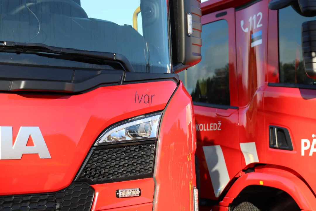 Pärnus põrkas päästeauto kokku sõiduautoga, juhid viidi haiglasse