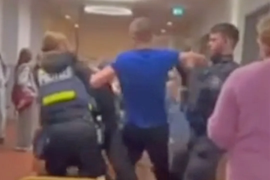 HÄIRIV VIDEO | Narkojoobes mees tungis tänaval autodesse ja kooli. Ema väikelapsega: „Ta hakkas karjuma ja kätega vehkima.“ - Õhtuleht