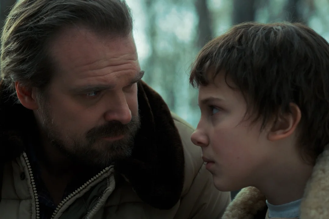 „Stranger Thingsi“ lapstäht süüdistas oma teleisa ahistamises ja tagakiusamises