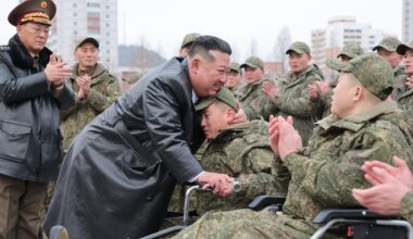 VIDEO | Kim Jong-un tervitas pidulikult Kurski oblastit demineerimast naasnud Põhja-Korea sõdureid