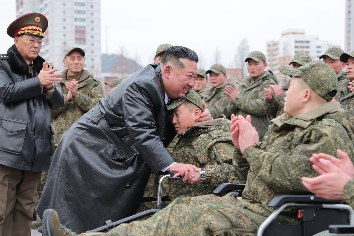 VIDEO | Kim Jong-un tervitas pidulikult Kurski oblastit demineerimast naasnud Põhja-Korea sõdureid