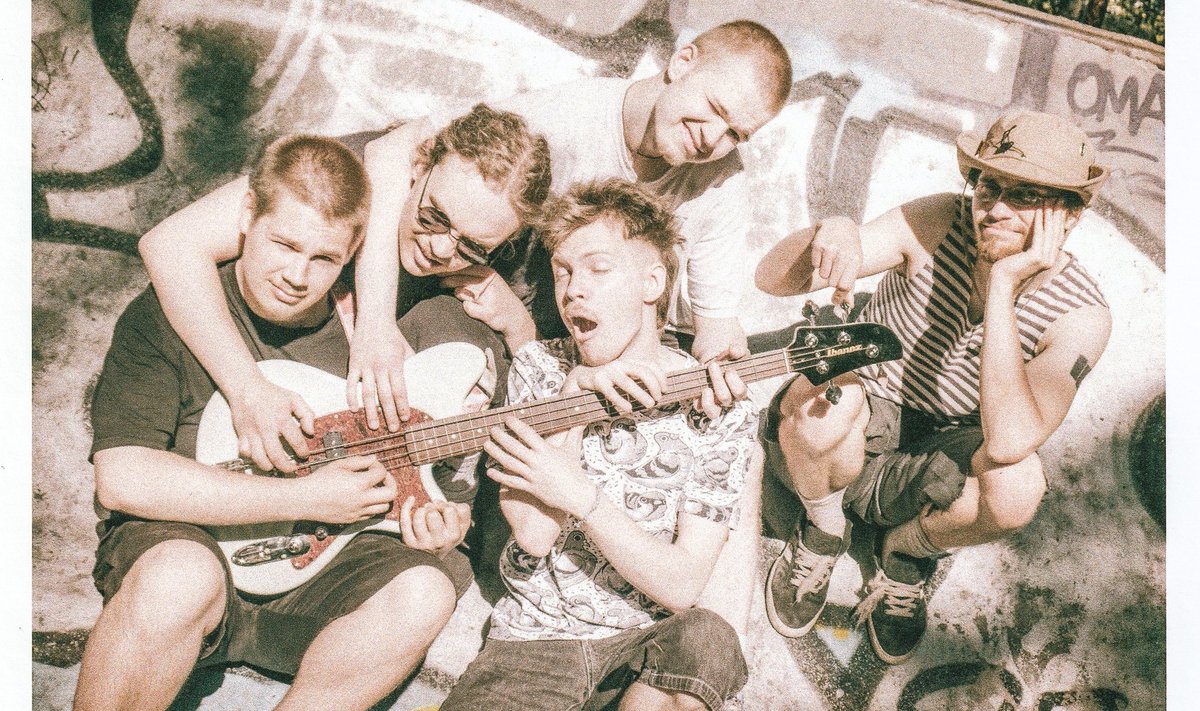 HARDCORE PUNKI MEISTRID: ansambel Skoone (vasakult paremale) Richard Jerbach, Aldo Jakovlev, Alexander Kaseste ja Kalli Talonpoika. Ülareas naeratab Aleksander Leetmaa.  