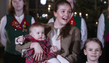 VIDEO | Rootsi kuninganna Silvia ehitis koos lapselastega jõulukuuski, tähelepanu röövis aasta algul sündinud printsess