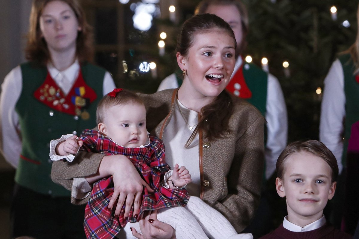 VIDEO | Rootsi kuninganna Silvia ehitis koos lapselastega jõulukuuski, tähelepanu röövis aasta algul sündinud printsess