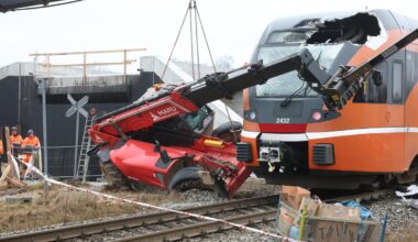 FOTOD | Raplamaal põrkasid kokku tõstuk ja rong, õnnetuse eest vastutava ettevõtte tööluba peatati