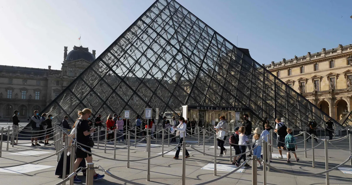 Louvre'i muuseumi teatel kahjustas veeleke sadu ajakirju ja dokumente